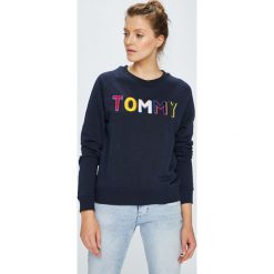 Tommy Hilfiger - Bluza. Niebieskie bluzy bez kaptura damskie Tommy Hilfiger, l, z bawełny. W wyprzedaży za 379.90 zł.