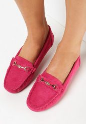 Fuksjowe Mokasyny z Imitacji Zamszu z Metalową Ozdobą Gelalline. Czerwone mokasyny damskie Born2be, z jeansu. Za 69.99 zł.