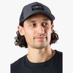 Czapka z daszkiem hiking unisex Swedemount Lofoten Trucker Cap II. Czarne czapki z daszkiem damskie SWEDEMOUNT, bez wzorów. Za 79.99 zł.