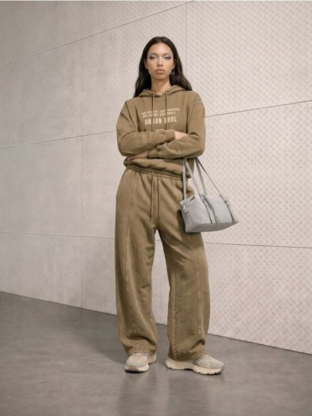 Bluza hoodie z napisem i efektem sprania - khaki. Brązowe bluzy bez kaptura damskie Sinsay, l. Za 59.99 zł.