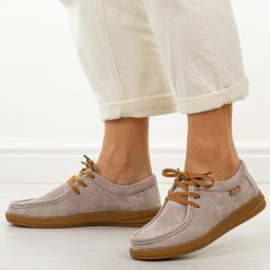 C.Beżowe tp skórzane mokasyny damskie T.Sokolski w26-214. Brązowe mokasyny damskie Sokolski, z jeansu. W wyprzedaży za 224.10 zł.