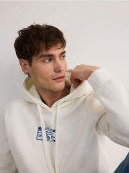Bluza z kapturem - złamana biel. Bluzy z kapturem męskie Reserved, l, z bawełny. W wyprzedaży za 49.99 zł.