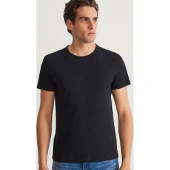 Gładki T-shirt - Czarny. Czarne t-shirty damskie Reserved, m, bez wzorów, bez kołnierzyka. W wyprzedaży za 19.99 zł.