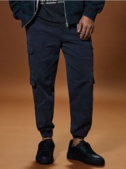 Spodnie jogger cargo - green spruce. Zielone spodnie materiałowe męskie Sinsay, bez wzorów. W wyprzedaży za 55.99 zł.