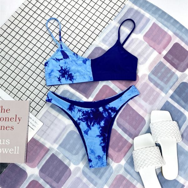 Strój kąpielowy dwuczęściowy z wysokiej jakości materiałów na plażę i basen Everarda. Bikini damskie Intica, bez wzorów. Za 109.00 zł.