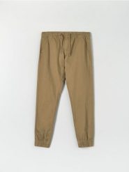 Spodnie jogger - beżowy. Brązowe spodnie materiałowe męskie Sinsay, bez wzorów, z bawełny. Za 49.99 zł.