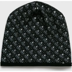 Guess Jeans - Czapka. Czarne czapki zimowe damskie Guess Jeans, z bawełny. W wyprzedaży za 99.90 zł.