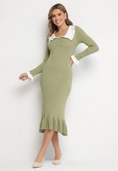 Zielona Dzianinowa Sukienka Retro z Wiskozą z Kołnierzykiem i Falbanami Hanlira. Zielone sukienki damskie Born2be, na co dzień, m, bez wzorów, z dzianiny, eleganckie, bez kołnierzyka, bez ramiączek, maxi, dopasowane. Za 129.99 zł.