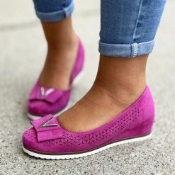 Fuksjowe ażurowe czółenka damskie na koturnie M.Daszyński Sa199-6. Czerwone czółenka damskie M.Daszyński, w ażurowe wzory, z zamszu, z okrągłym noskiem, bez obcasa, na koturnie. Za 169.00 zł.