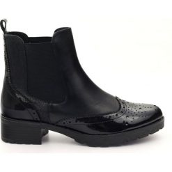 Czarne Caprice botki sztyblety buty damskie 25405. Czarne botki damskie Caprice, na jesień, z lakierowanej skóry, eleganckie, bez obcasa, na obcasie, bez zapięcia. W wyprzedaży za 379.00 zł.