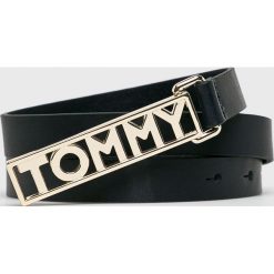 Tommy Hilfiger - Pasek skórzany. Niebieskie paski damskie Tommy Hilfiger, bez wzorów, z materiału. W wyprzedaży za 159.90 zł.