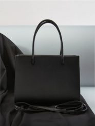 Torebka - czarny. Czarne torebki klasyczne damskie Sinsay, bez wzorów, bez dodatków. Za 79.99 zł.