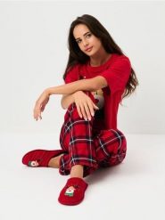 Świąteczne kapcie z motywem renifera - czerwony. Czerwone kapcie damskie Sinsay. W wyprzedaży za 12.99 zł.