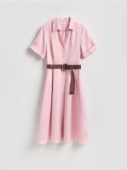 Sukienka midi z lnem - pastelowy róż. Czerwone sukienki damskie Reserved, l, bez wzorów, z wiskozy, bez kołnierzyka, bez ramiączek, midi, rozkloszowane. Za 199.99 zł.