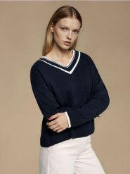 Sweter z kontrastowym dekoltem - granatowy. Niebieskie swetry klasyczne damskie Sinsay, l, bez kołnierzyka. Za 49.99 zł.