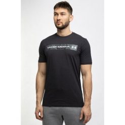 Koszulka sportowa męska Under Armour Camo Chest Stripe SS. Czarne t-shirty sportowe męskie Under Armour, m, bez ramiączek, do piłki nożnej. Za 114.00 zł.