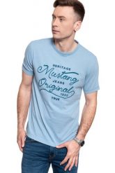 MĘSKI T-SHIRT MUSTANG ALEX C EMBRO AW 1008954 5124. T-shirty męskie Mustang, m, bez wzorów, bez kołnierzyka. Za 59.99 zł.