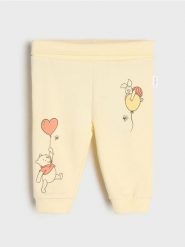 Spodnie dresowe jogger Winnie the Pooh - żółty. Żółte spodnie sportowe damskie Sinsay, m, z dresówki. W wyprzedaży za 9.99 zł.