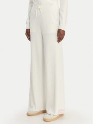 Guess Spodnie dzianinowe V6GB06 Z0651 Biały Regular Fit. Białe spodnie materiałowe damskie Guess, z aplikacjami, z dzianiny. Za 569.99 zł.