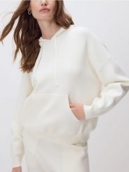 Sweter z wiskozą - złamana biel. Swetry klasyczne damskie Reserved, l, z dzianiny, bez kołnierzyka. W wyprzedaży za 89.99 zł.