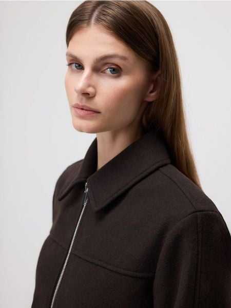 Kurtka z kołnierzykiem - ciemnobrązowy. Brązowe kurtki damskie Reserved, l, bez wzorów, bez kaptura. W wyprzedaży za 99.99 zł.