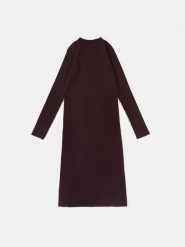 Prążkowana sukienka swetrowa - bordowy. Czerwone sukienki damskie Sinsay, l, bez wzorów, prążkowane, sportowe, bez kołnierzyka, bez ramiączek, sportowe. Za 59.99 zł.