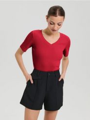 Koszulka z dekoltem V - czerwony. Czerwone t-shirty damskie Sinsay, l, bez wzorów, bez kołnierzyka. Za 15.99 zł.
