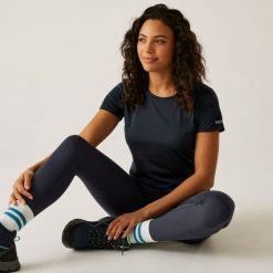 Koszulka sportowa damska Fingal Edition szybkoschnąca. Niebieskie bluzki sportowe damskie Regatta, bez kołnierzyka, bez ramiączek. W wyprzedaży za 72.55 zł.