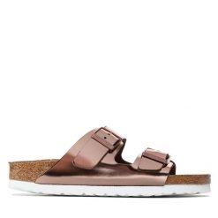 Klapki Birkenstock. Czerwone klapki damskie Birkenstock, bez wzorów, bez obcasa. Za 339.99 zł.