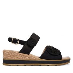 Sandały Caprice. Czarne sandały damskie Caprice, bez wzorów, bez obcasa, na koturnie. Za 339.99 zł.