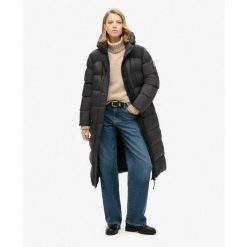 Długa pikowana kurtka z ripstopu. Czarne kurtki damskie Superdry., bez wzorów, bez kaptura. W wyprzedaży za 711.90 zł.