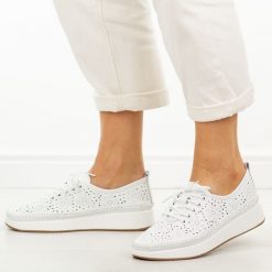 Białe skórzane ażurowe półbuty damskie Filippo Dp4606/26. Białe półbuty damskie Filippo, w ażurowe wzory, z jeansu, klasyczne, z okrągłym noskiem, bez obcasa, na koturnie. Za 239.00 zł.