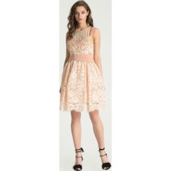 Sukienka mini. Brązowe sukienki damskie Elisabetta Franchi, na imprezę, z aplikacjami, z koronki, bez kołnierzyka, bez ramiączek, midi, rozkloszowane. Za 1,219.60 zł.