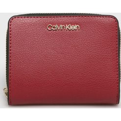 Calvin Klein - Portfel. Czarne portfele damskie CALVIN KLEIN, bez wzorów, z materiału. Za 239.90 zł.