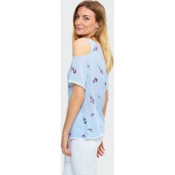 Wiskozowa bluzka z okrytymi ramionami. Bluzki damskie Greenpoint, bez wzorów, z wiskozy, bez kołnierzyka, bez ramiączek. Za 34.99 zł.