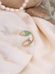 Pierres de Jade Pozłacany pierścionek z perłą i kryształami rozmiar: onesize. Białe pierścionki damskie Pierres de Jade, z kryształem, pozłacane. Za 26.99 zł.