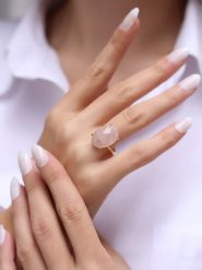 Pierres de Jade Pozłacany pierścionek z kwarcem rozmiar: onesize. Różowe pierścionki damskie Pierres de Jade, z kwarcem, pozłacane. Za 87.81 zł.