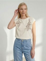 Koszulka z domieszką wiskozy i haftem kwiatowym - kremowy. Białe t-shirty damskie Sinsay, l, bez wzorów, z wiskozy, bez kołnierzyka. Za 35.99 zł.