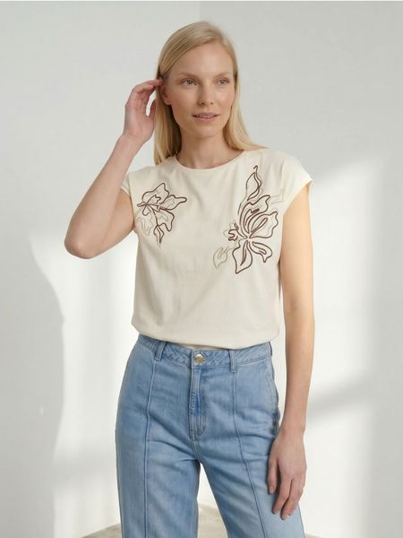 Koszulka z domieszką wiskozy i haftem kwiatowym - kremowy. Białe t-shirty damskie Sinsay, l, bez wzorów, z wiskozy, bez kołnierzyka. Za 35.99 zł.