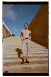 Spodnie rybaczki różowe. Czerwone spodnie materiałowe damskie MOODO, bez wzorów, z bawełny. Za 139.99 zł.