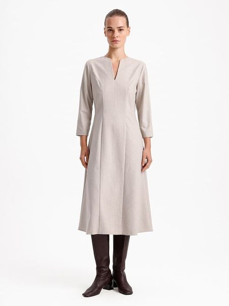 BGN Sukienka w kolorze jasnoszarym rozmiar: 36. Szare sukienki damskie BGN, na imprezę, bez wzorów, bez kołnierzyka, bez ramiączek, midi. Za 171.95 zł.