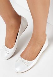 Białe Balerinki Enenor. Białe baleriny damskie Born2be, bez wzorów, z jeansu, bez obcasa, na płaskiej podeszwie. Za 39.99 zł.