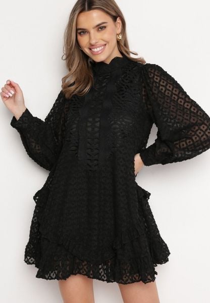 Czarna Trapezowa Sukienka Mini z Ażurowym Wzorem i Falbankami Virenia. Czarne sukienki damskie Born2be, s, w ażurowe wzory, wizytowe, bez kołnierzyka, bez ramiączek, mini, trapezowe. Za 179.99 zł.