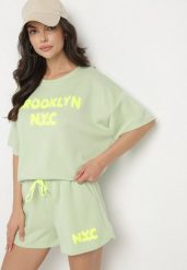 Jasnozielony Komplet Oversize z Wiskozą T-shirt i Szorty z Nadrukiem Liravella. Zielone szorty damskie Born2be, bez wzorów, z wiskozy, eleganckie. Za 189.99 zł.