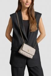 GUESS Torebka w kolorze taupe damska Giully II Mini. Brązowe torebki klasyczne damskie Guess, z aplikacjami, z materiału, bez dodatków. W wyprzedaży za 475.99 zł.
