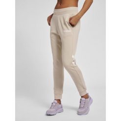 Damski stożkowy kombinezon do joggingu Hummel hmlLegacy. Białe kombinezony damskie HUMMEL, xl, bez wzorów, z dresówki, eleganckie, bez kołnierzyka, bez ramiączek. Za 122.65 zł.