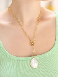 L'Atelier de Gaia Pozłacany naszyjnik z zawieszką - dł. 50 cm rozmiar: onesize. Białe naszyjniki damskie L'Atelier de Gaia, pozłacane. Za 56.99 zł.