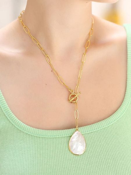 L'Atelier de Gaia Pozłacany naszyjnik z zawieszką - dł. 50 cm rozmiar: onesize. Białe naszyjniki damskie L'Atelier de Gaia, pozłacane. Za 56.99 zł.