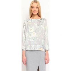 BLUZKA DŁUGI RĘKAW KLASYCZNA. Szare bluzki damskie TOP SECRET, bez wzorów, eleganckie, bez kołnierzyka, bez ramiączek. W wyprzedaży za 49.99 zł.
