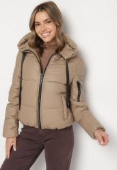 Ciemnobeżowa Pikowana Kurtka Puffer z Kapturem i Ozdobnymi Taśmami Relania. Brązowe kurtki damskie Born2be, l, bez wzorów, z dzianiny, z kapturem. Za 169.99 zł.